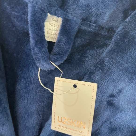 Fluffy Navy Robe - Picture 2 of 3